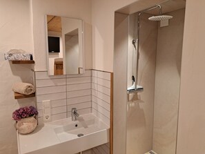 Shower, towels - Apartment in Gustavhaus – Historic Charm, Modern Comfort, Wellness Shower & Wi-Fi (Meßstetten)
