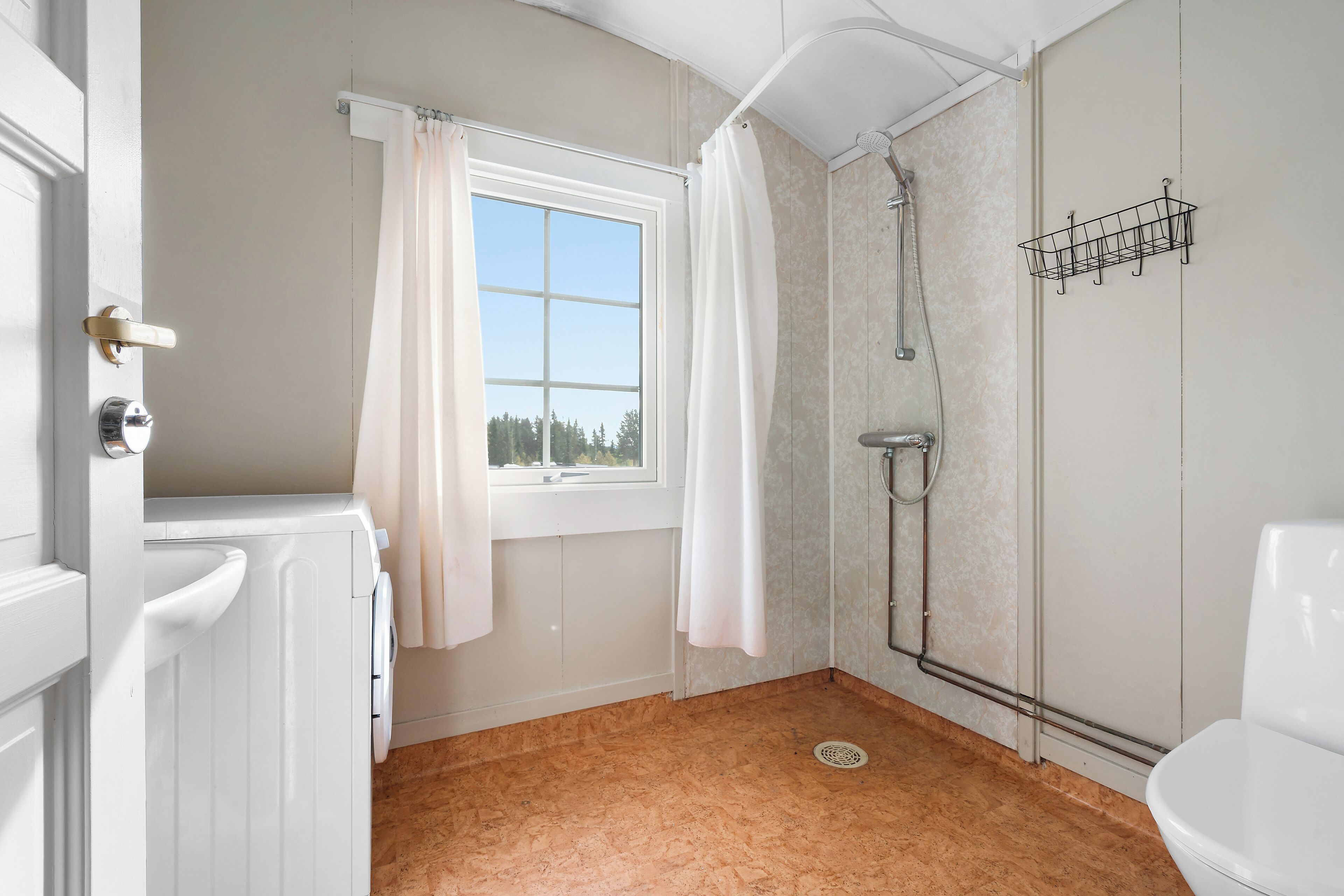 Basic Double or Twin Room | Bathroom