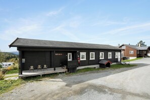 A black building with a porch and a mailbox. - First Camp Beitostølen - Valdres (Beitostølen)