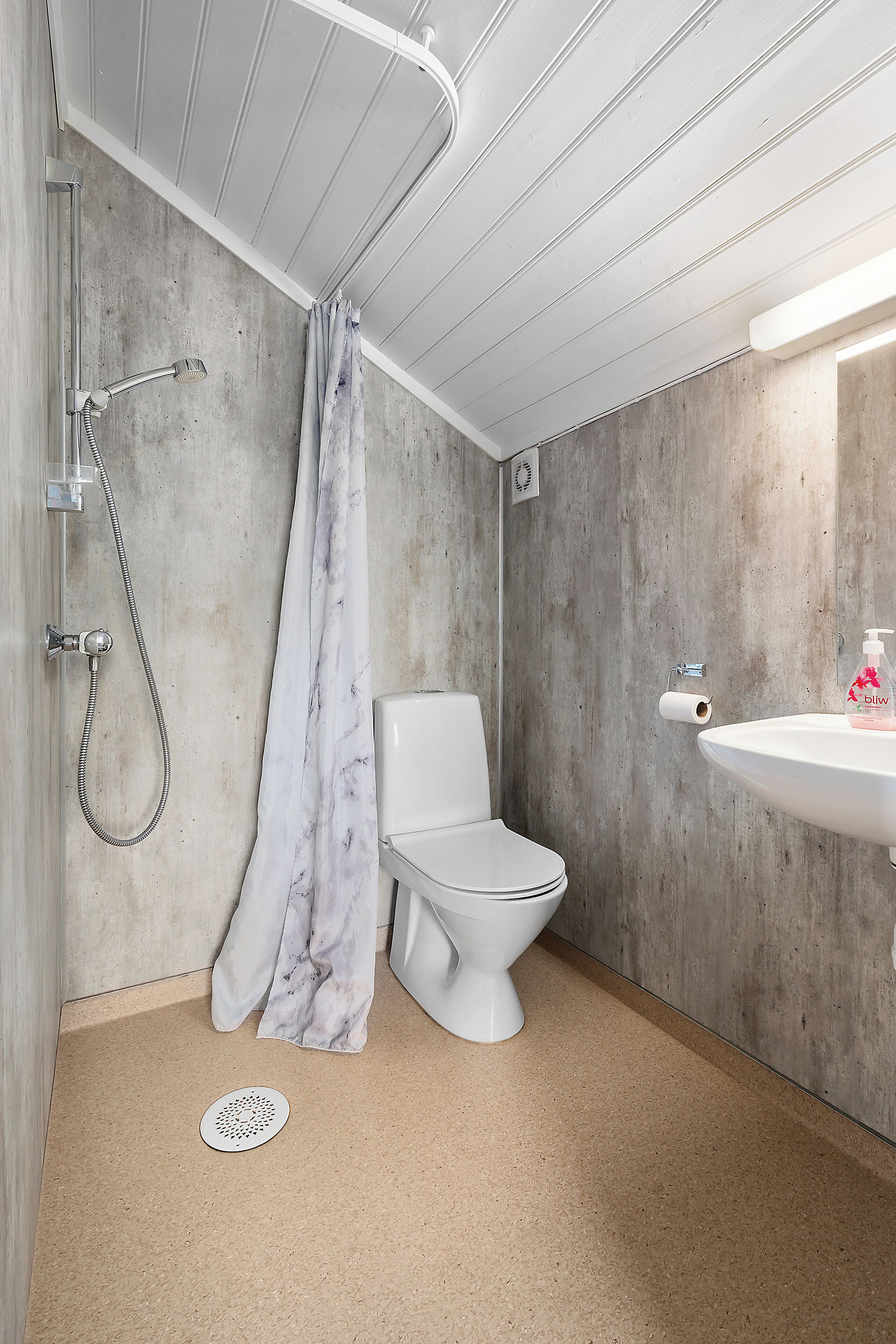 Basic Cabin | Bathroom