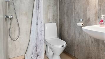 Basic Cabin | Bathroom