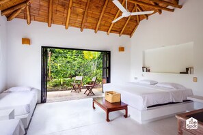 Tabla de planchar con plancha, wifi y ropa de cama 