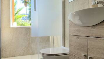 Exclusive-Villa, 4 Schlafzimmer, eigener Pool, eingeschränkter Meerblick | Badezimmer | Dusche, Haartrockner, Bidet, Handtücher