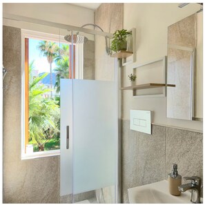 Vila Eksklusif, 4 kamar tidur, kolam renang pribadi, pemandangan laut terbatas | Kamar mandi | Shower, pengering rambut, kloset, dan handuk