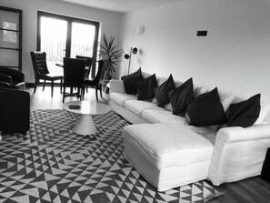 Smart TV - Comfortable stylish new family home close to Tintagel & North Cornwall coastpath (Bossiney)