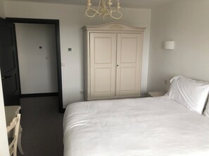 4 bedrooms, iron/ironing board, free WiFi, bed sheets - Comfortable stylish new family home close to Tintagel & North Cornwall coastpath (Bossiney)
