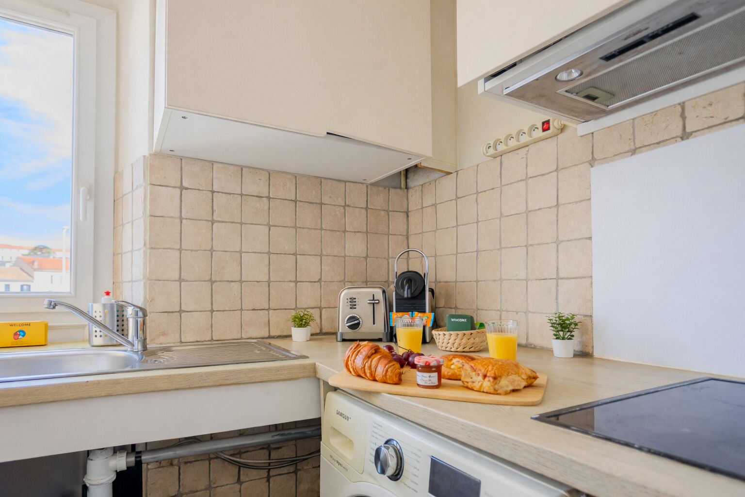Frigorifero, microonde, forno, piano cottura