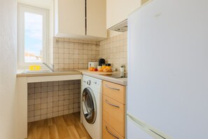 Frigorifero, microonde, forno, piano cottura