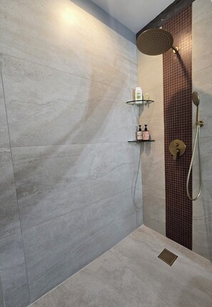 Shower, hair dryer, towels, soap - Cozy Tempe Condo King Bed, Pool & Gym Near ASU & Sonoran University Medical (Tempe)