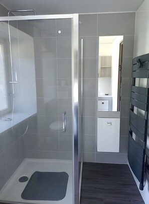 Shower, hair dryer, towels - Gite Les Jonquilles in Mittlach – Spacious, Peaceful Ground-Floor Retreat (Mittlach)
