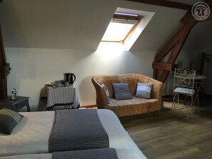 Interior - "La Sauge" two single beds - independent, private bathroom, near Lille. (Verlinghem)