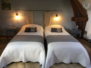 Room - "La Sauge" two single beds - independent, private bathroom, near Lille. (Verlinghem)