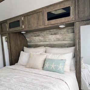 Room - Ocean & Oaks RV Retreat-Steps to Beach-Hanna Park-Sleeps 6-Set Up Just for You (Jacksonville)