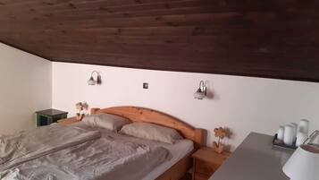 2 Schlafzimmer, Schreibtisch, Bügeleisen/Bügelbrett, kostenloses WLAN