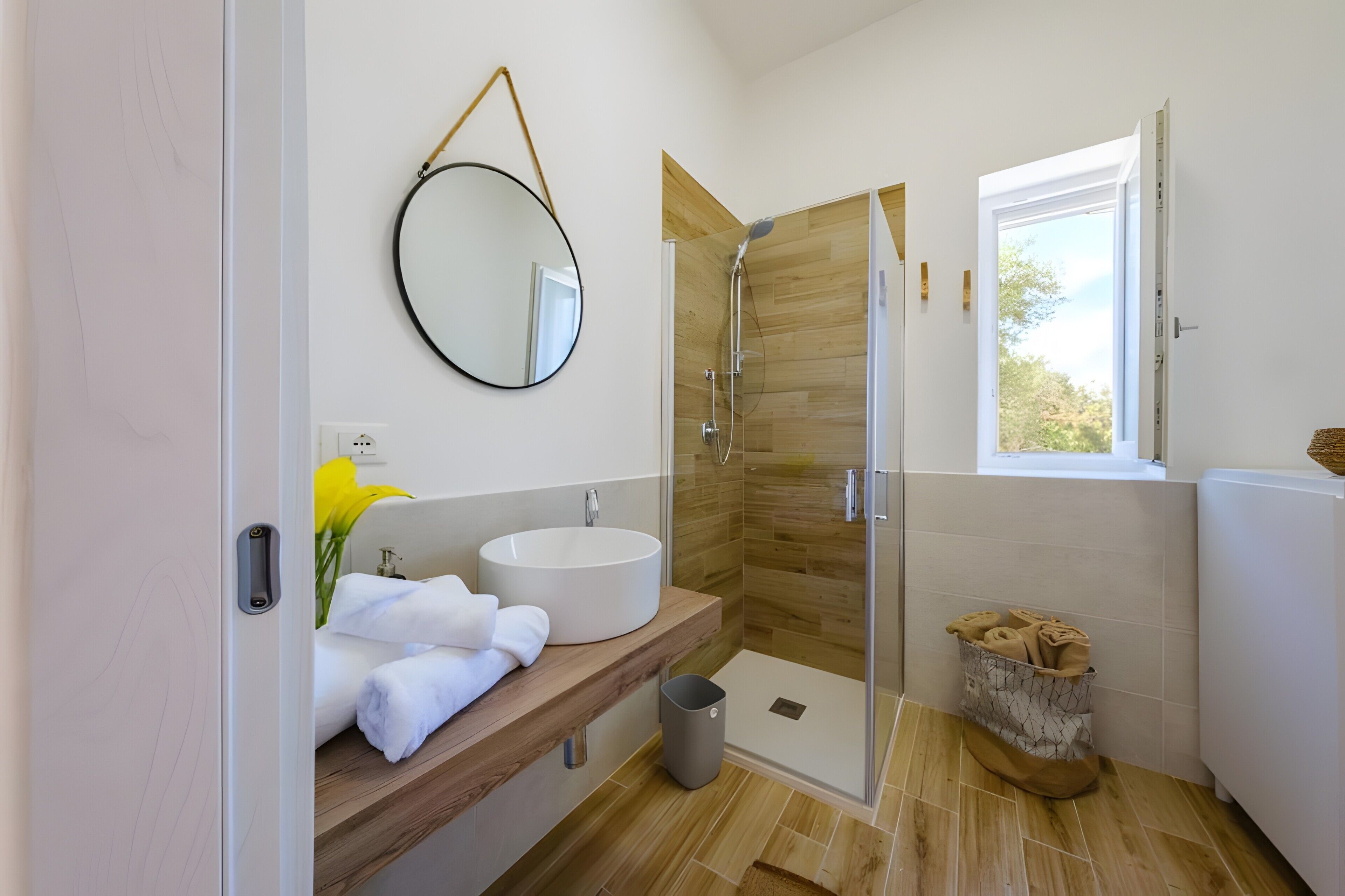 Shower, hair dryer, towels