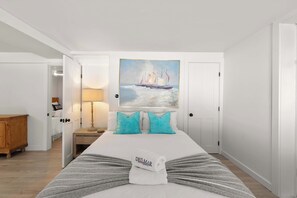 3 bedrooms, iron/ironing board, WiFi, bed sheets - Walk to Water, Cozy, Dog Friendly! (Orleans)