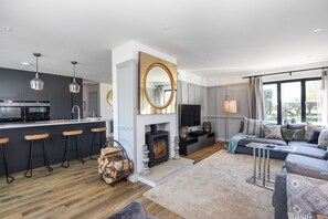TV, offices - Michaelmas  - sleeps 6 guests  in 3 bedrooms (Stanhoe)