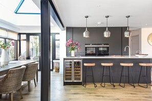 Fridge, microwave, oven, stovetop - Michaelmas  - sleeps 6 guests  in 3 bedrooms (Stanhoe)