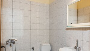 A bathroom with a toilet, sink, and shower. - Villa Maria Studio 4 (Ligres)