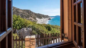 A balcony with a view of a beach and mountains. - Villa Maria Studio 4 (Ligres)