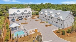 Um edifício grande e branco, com várias seções e um pátio central.