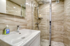 Douche, sèche-cheveux, serviettes fournies, papier toilette