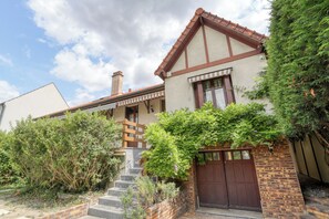 Exterior - LargeHouse* Paris Disneyland, Villepinte Expo, CDG (Aulnay-sous-Bois)