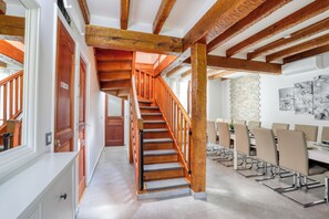 Dining - LargeHouse* Paris Disneyland, Villepinte Expo, CDG (Aulnay-sous-Bois)