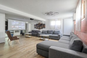 Living area - BigHouse* Paris Disneyland, Villepinte Expo, CDG (Aulnay-sous-Bois)