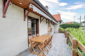 Outdoor dining - LargeHouse* Paris Disneyland, Villepinte Expo, CDG (Aulnay-sous-Bois)