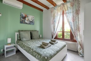 Room - BigHouse* Paris Disneyland, Villepinte Expo, CDG (Aulnay-sous-Bois)