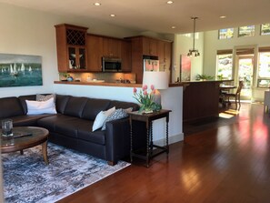 Smart TV - Peaceful Ocean View Oasis!  Minutes to beaches and parks - shopping and dining! (Nanaimo)