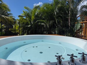 Outdoor spa tub - The Turtle nest room 1-bedroom with kitchen on Carlisle Bay (Bridgetown)