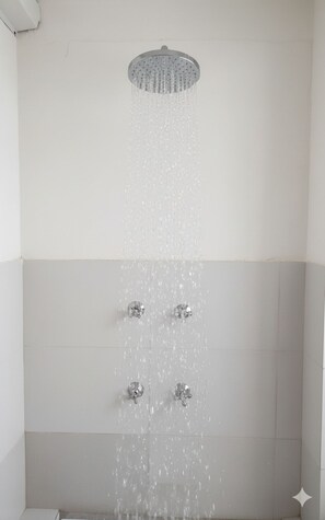 Suite estándar, 1 cama doble, no fumadores, vistas a la piscina | Baño | Bañera, artículos de higiene personal gratuitos y secador de pelo