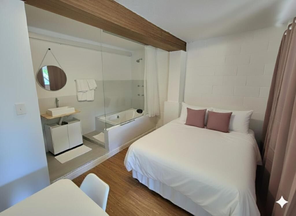 Standardsuite - 1 dobbeltseng - ikke-ryger - udsigt til pool