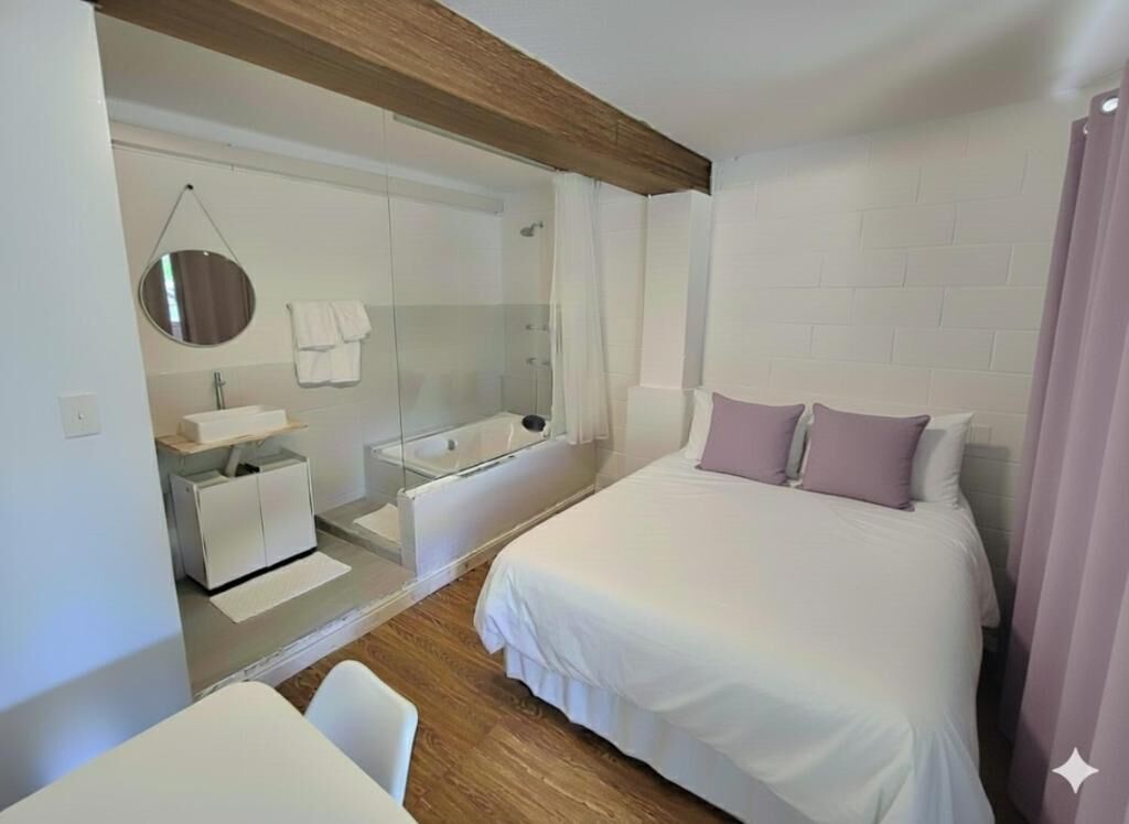 Standardsuite - 1 dobbeltseng - ikke-ryger - udsigt til pool