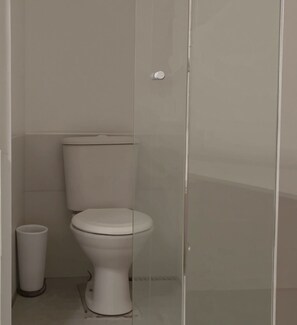 ห้องสแตนดาร์ดสวีท, เตียงใหญ่ 1 เตียง, ปลอดบุหรี่, วิวสระว่ายน้ำ | ห้องน้ำ