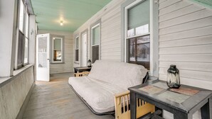 A room with a bed, a table, and a vase. - 9 Mi to Wachusett Mtn! Family Base w/ Porch (Fitchburg)