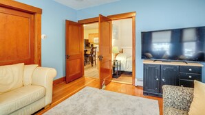 A living room with a sofa, a television, and a cabinet. - 9 Mi to Wachusett Mtn! Family Base w/ Porch (Fitchburg)