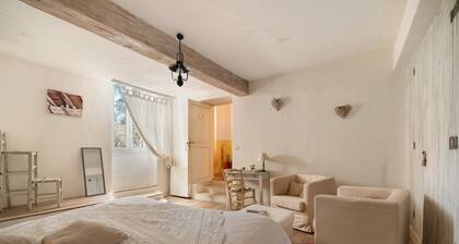 Chambre dâhĂŽtes « LâĂtable » avec terrasse et jardin partagĂ©s, Wi-Fi