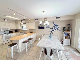 Casa, varias camas, bañera de hidromasaje (A-Frame of Mind) | Cocina privada