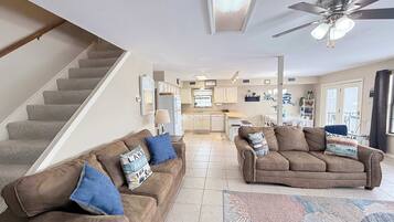 House, Multiple Beds, Hot Tub (A-Frame of Mind) | Living area