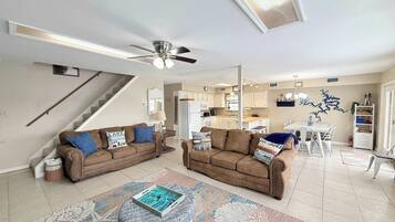 House, Multiple Beds, Hot Tub (A-Frame of Mind) | Living area