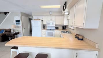 House, Multiple Beds, Hot Tub (A-Frame of Mind) | Private kitchen