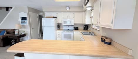 House, Multiple Beds, Hot Tub (A-Frame of Mind) | Private kitchen