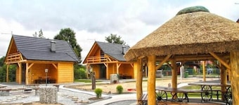 Komfortable feriehuse med pejs og legeplads
