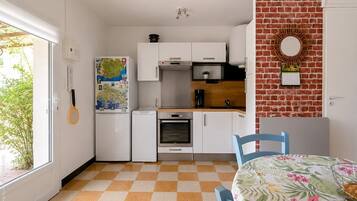 Frigorífico, microondas, horno y placa de cocina