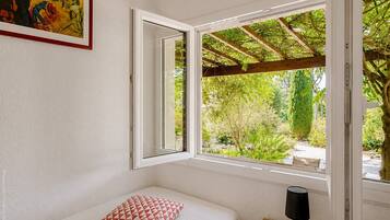 1 dormitorio, tabla de planchar con plancha, wifi y ropa de cama