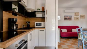 Frigorífico, microondas, horno y placa de cocina