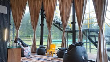 Suite estudio familiar, balcón, vista al jardín | Interior